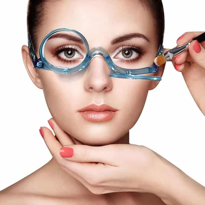 femme portant une lunette de maquillage vintage bleu