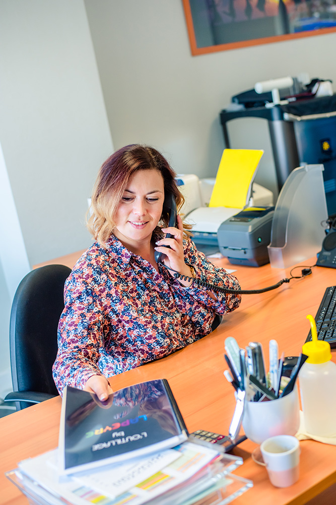 gwenaelle-a-son-poste-de-travail-telephone gwenaelle-a-son-poste-de-travail-telephone