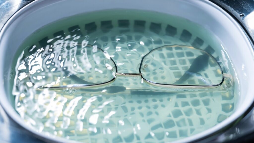 lunettes dans bac à ultrasons