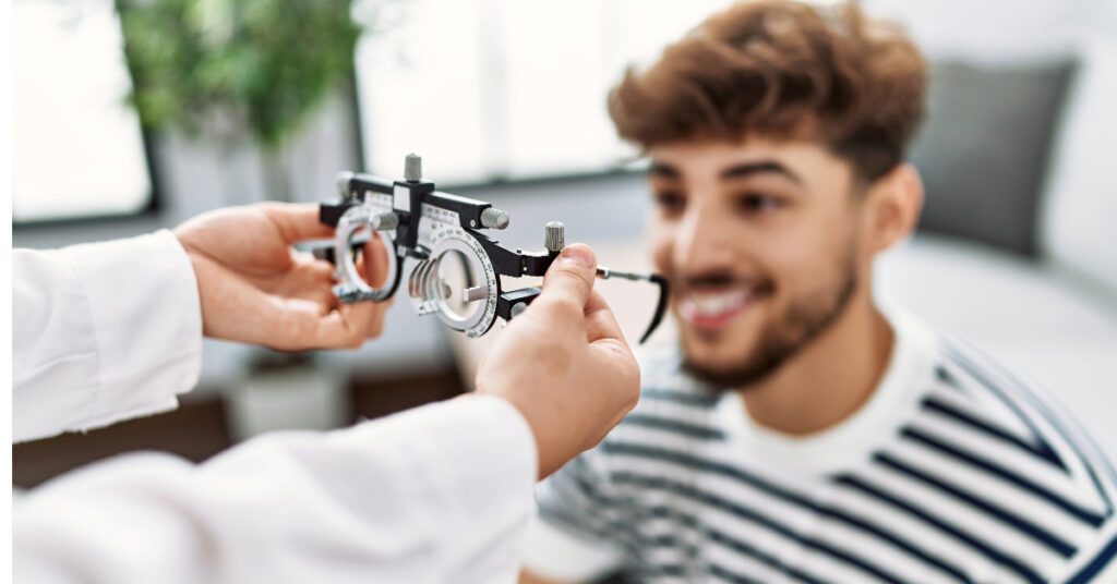 examen de vue par un opticien chez un patient