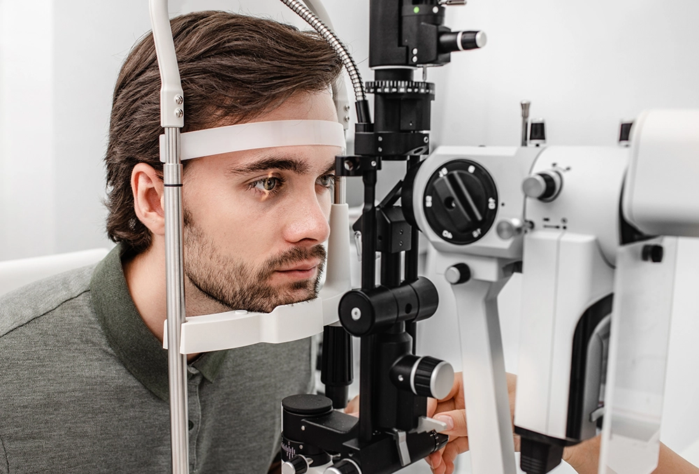 personne réalisant un examen de vue chez un ophtalmologue